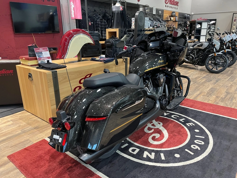 2026 Indian Motorcycle Challenger Dh 112 W/pb Audio - Black Metallic / Black Crystal alt