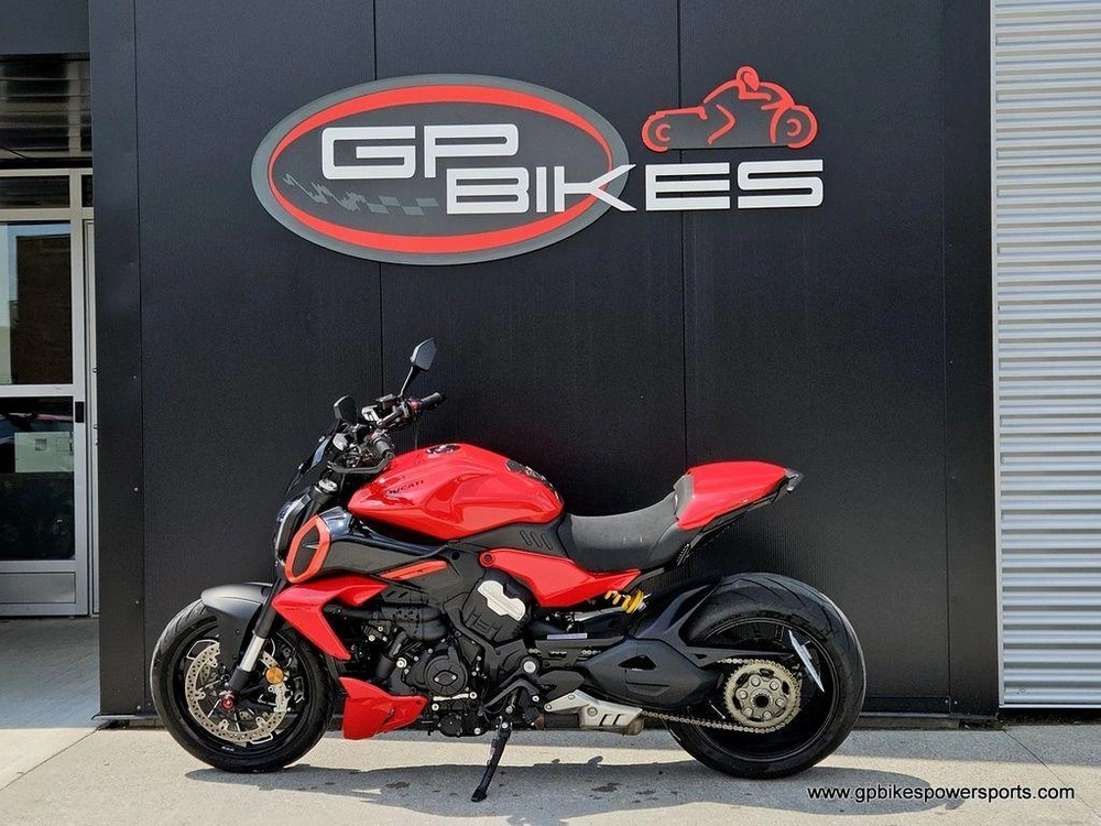 2024 Ducati Diavel V4 Red
