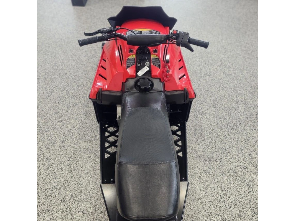 2027 Polaris Indy 200 Es