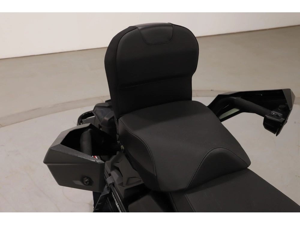 2025 Polaris 650 Indy Adventure 137 alt