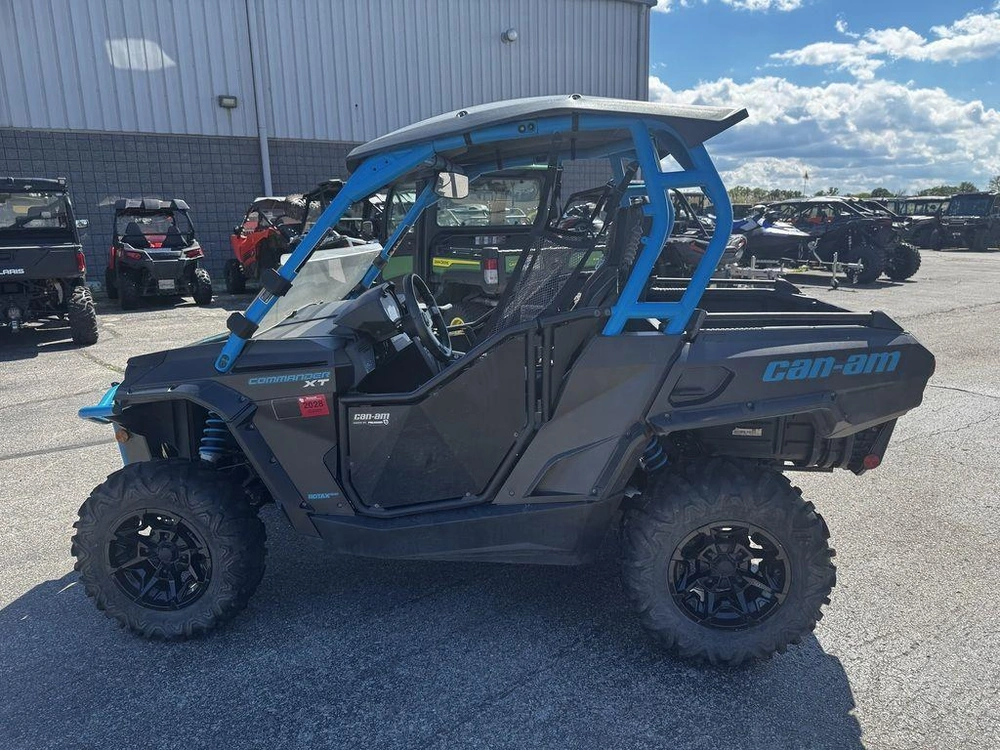2019 Can-am Commander™ Xt™ 1000r Carbon Black & Octane Blue