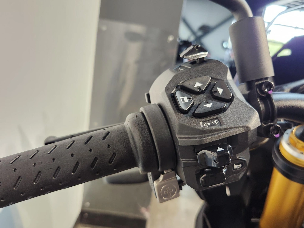 2027 Aprilia Tuono V4 1100 Factory Démo alt