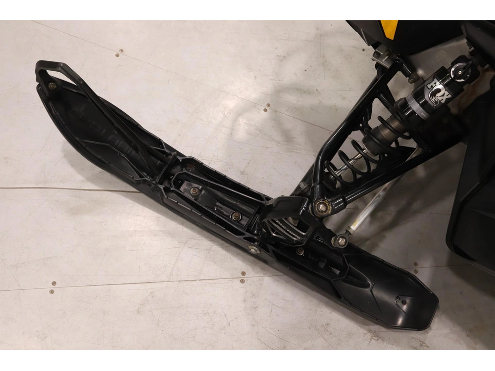 2025 Polaris 650 Indy Adventure 137 alt