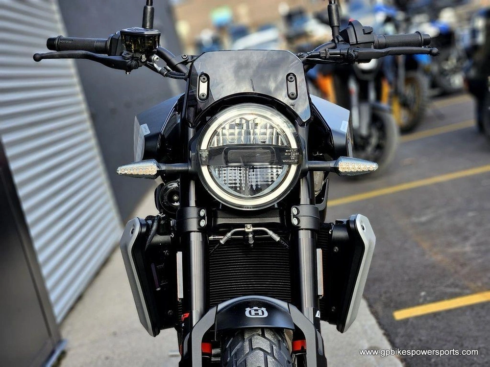 2025 Husqvarna Svartpilen 801