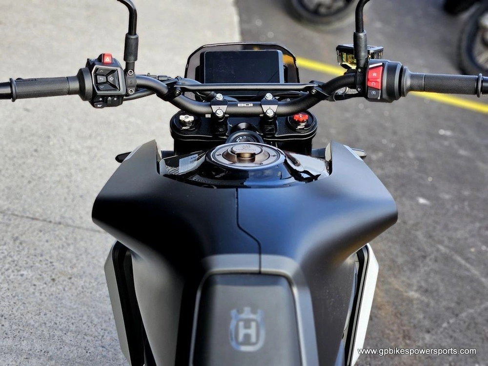 2025 Husqvarna Svartpilen 801