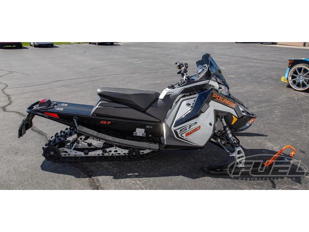 2027 Polaris 650 Indy Sp 137 White Lightning / Gloss Black / Orange Burst alt