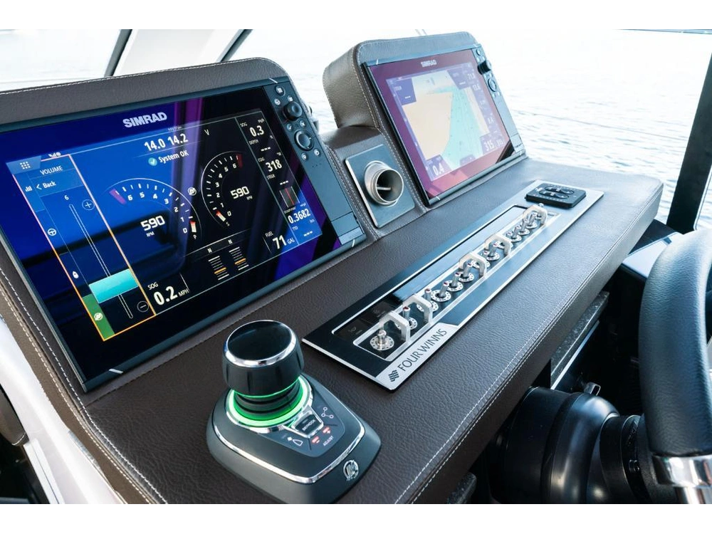 Four Winns Vista 355 Coupe 2022 alt