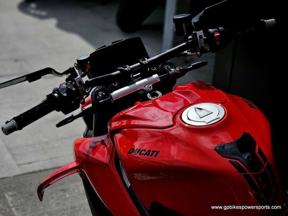 2025 Ducati Streetfighter V4 Ducati Red