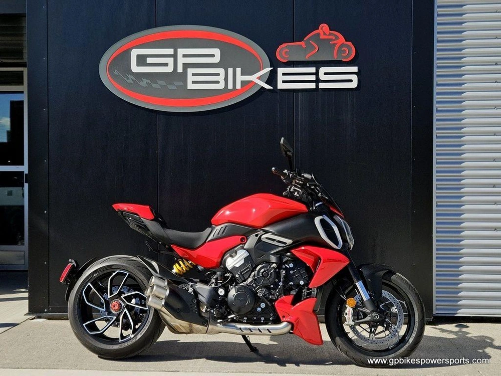 2024 Ducati Diavel V4 Red