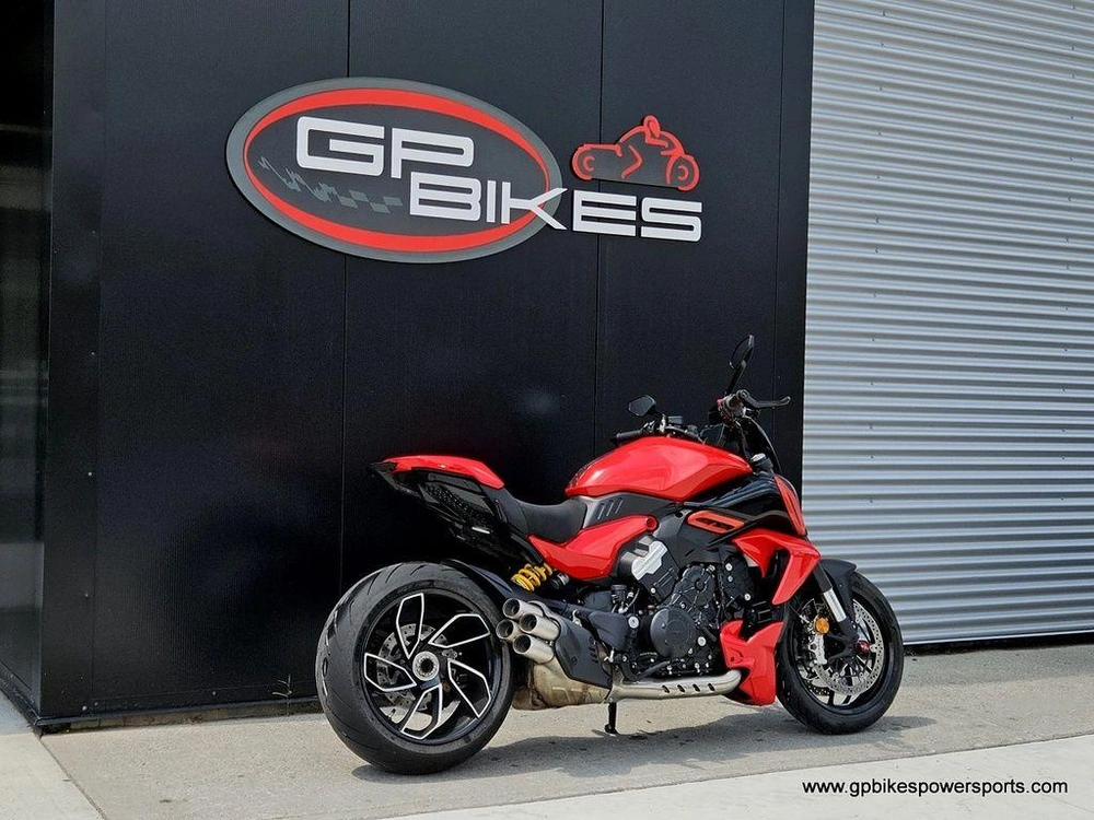 2024 Ducati Diavel V4 Red