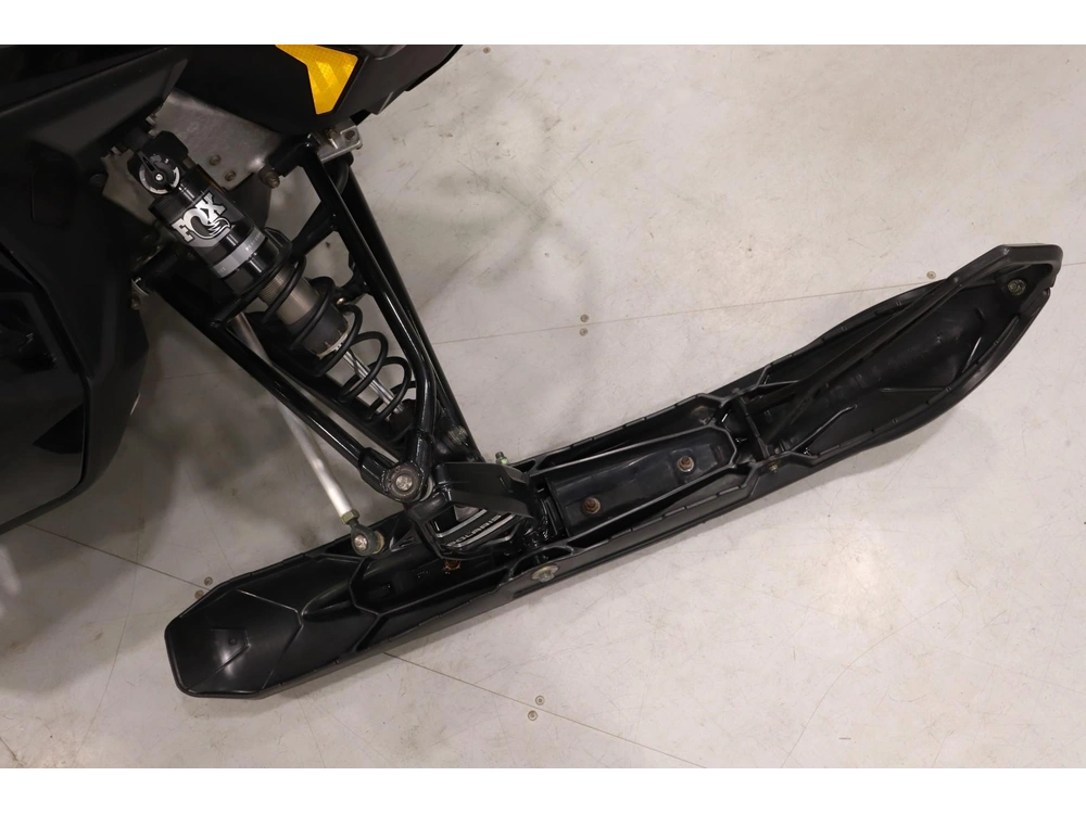 2025 Polaris 650 Indy Adventure 137 alt