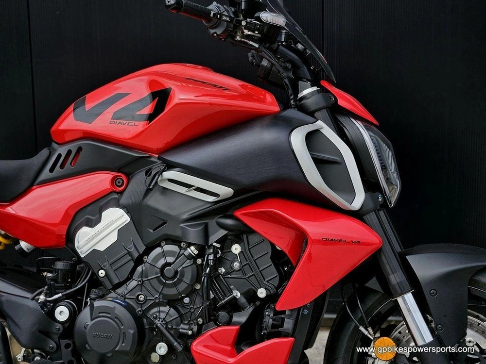 2023 Ducati Diavel V4 Ducati Red