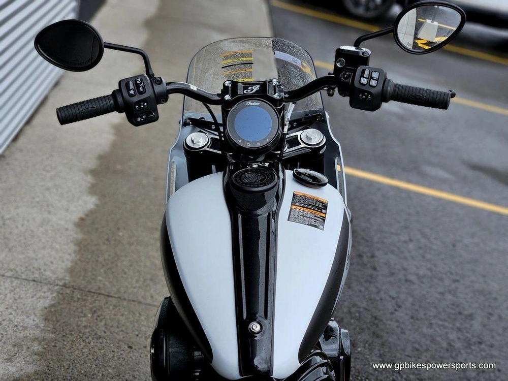 2025 Indian Motorcycle Sport Chief Ghost White Metallic Smoke
