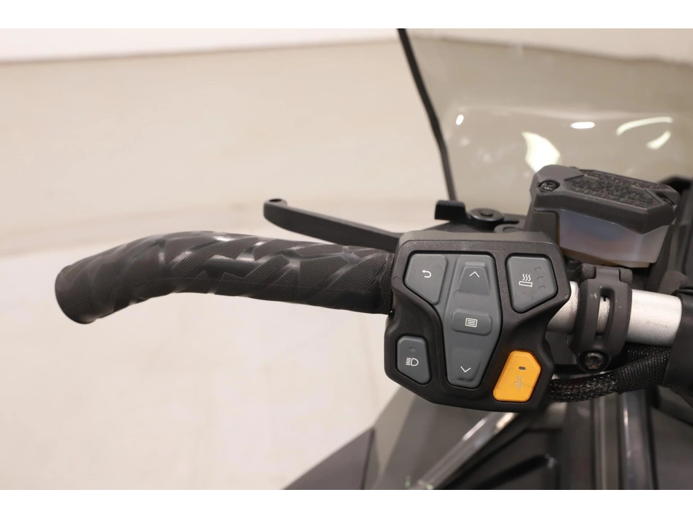 2025 Polaris 650 Indy Adventure 137 alt