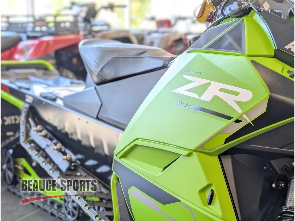 2027 Arctic Cat Zr 858 137 Eps Cn Grn Direction Assistée Suspension Fox Atac Écran Garmin El Tigre alt