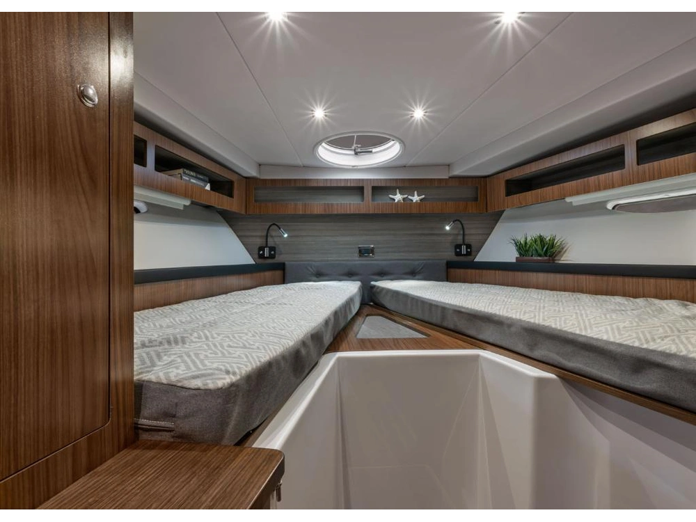 Four Winns Vista 355 Coupe 2022 alt