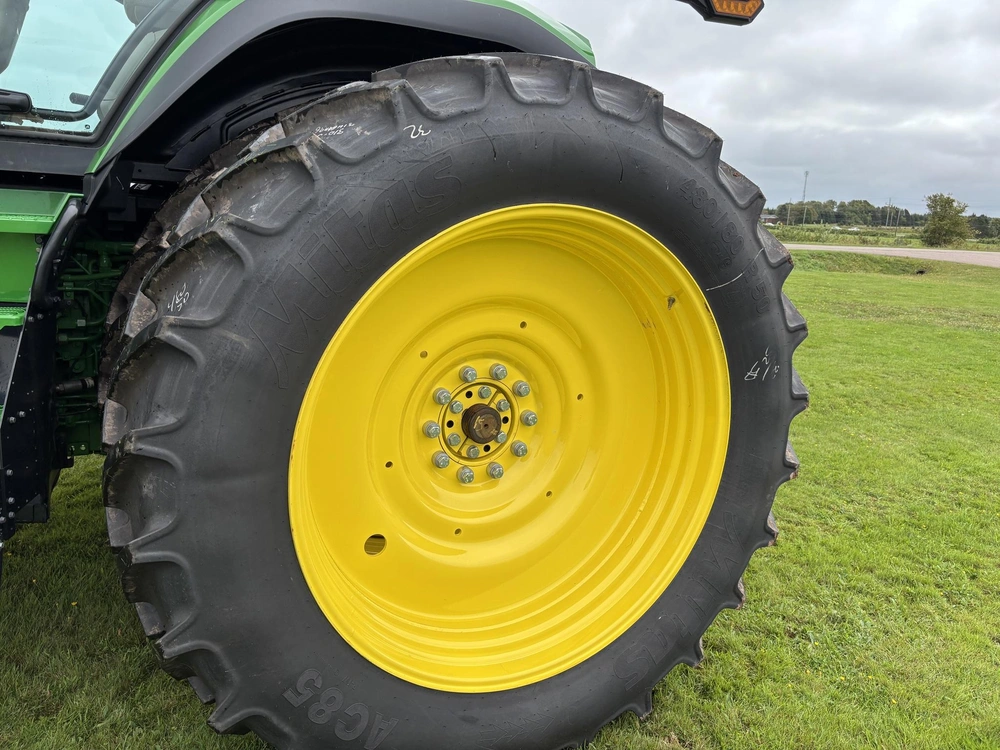 2025 John Deere 7r 210 alt
