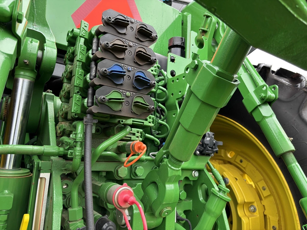 2025 John Deere 7r 210 alt