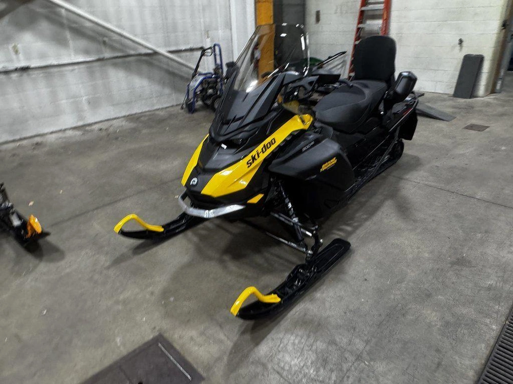 2027 Ski-doo Grand Touring Sport 900 Ace 137 Es S-rip 1.25 S_lev_4.5"_yllw