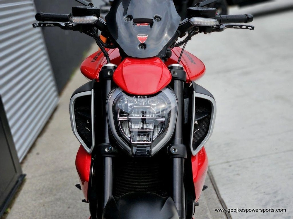 2023 Ducati Diavel V4 Ducati Red