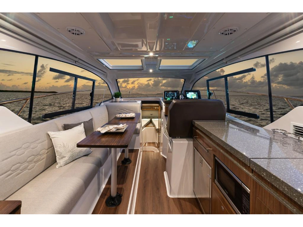 Four Winns Vista 355 Coupe 2022 alt