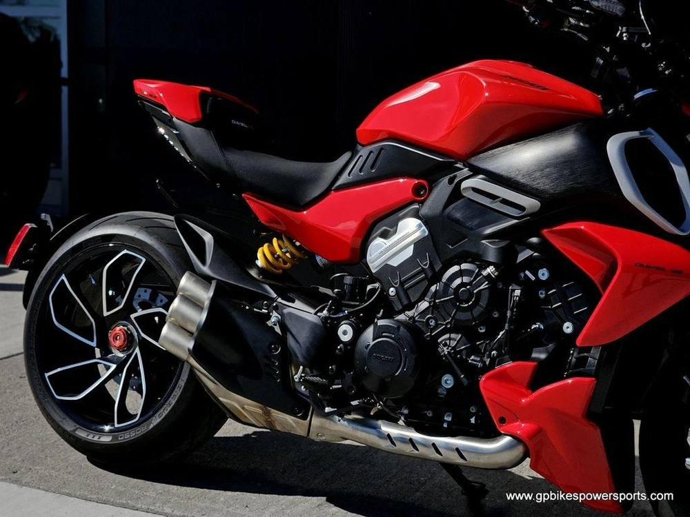 2024 Ducati Diavel V4 Red