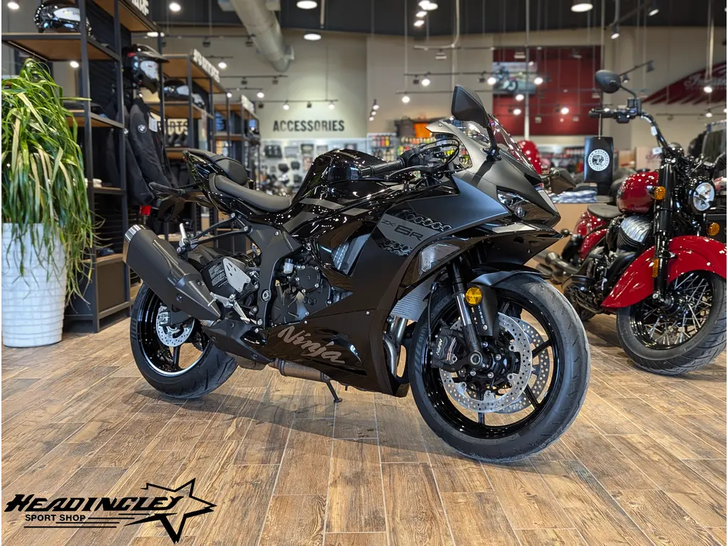 2027 Kawasaki Ninja ZX-6R // Metallic Spark Black/Metallic Flat Spark Black 