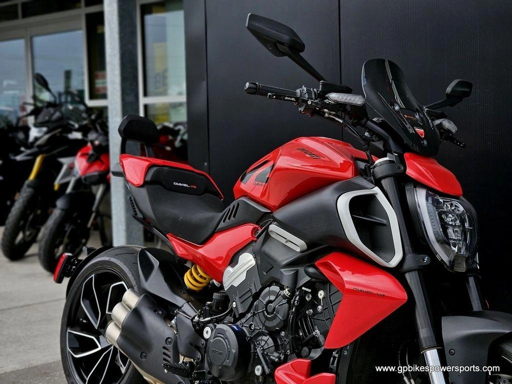 2023 Ducati Diavel V4 Ducati Red