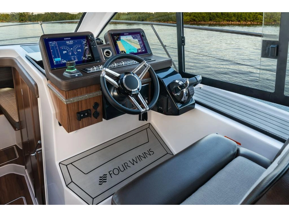 Four Winns Vista 355 Coupe 2022 alt
