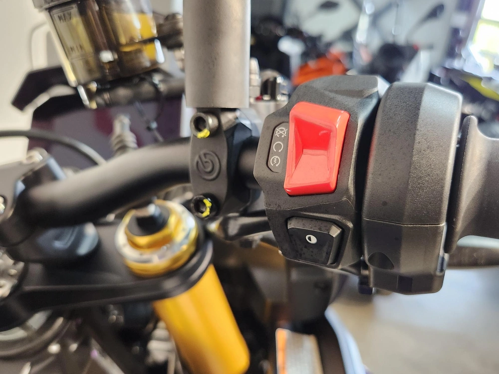 2027 Aprilia Tuono V4 1100 Factory Démo alt