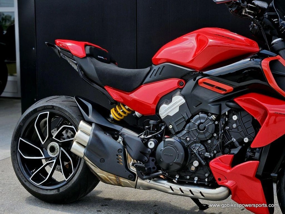 2024 Ducati Diavel V4 Red