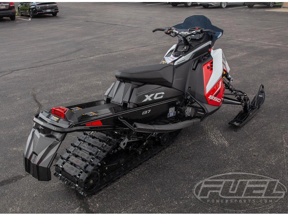 2027 Polaris 850 Indy Xc 137 7s Indy Red / White Lightning / Gloss Black alt