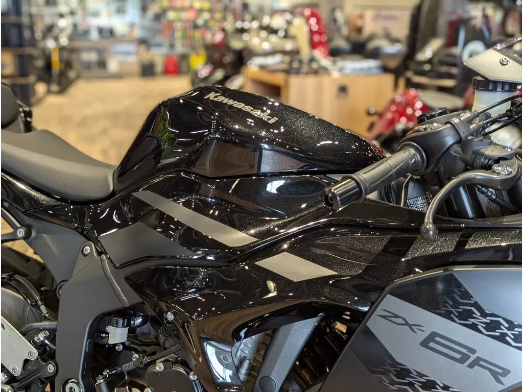 New 2027 Kawasaki Ninja ZX-6R // Metallic Spark Black/Metallic