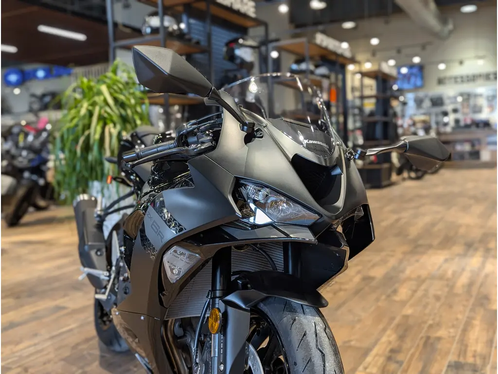 New 2027 Kawasaki Ninja ZX-6R // Metallic Spark Black/Metallic