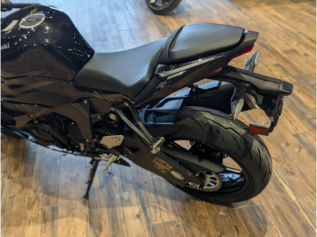 New 2027 Kawasaki Ninja ZX-6R // Metallic Spark Black/Metallic
