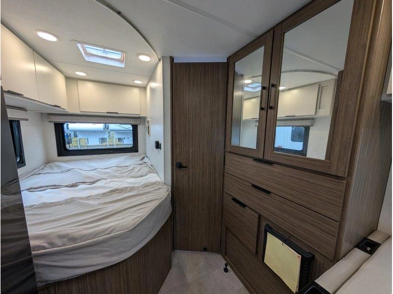 Thor Motor Coach Echelon Lc21 2027 alt