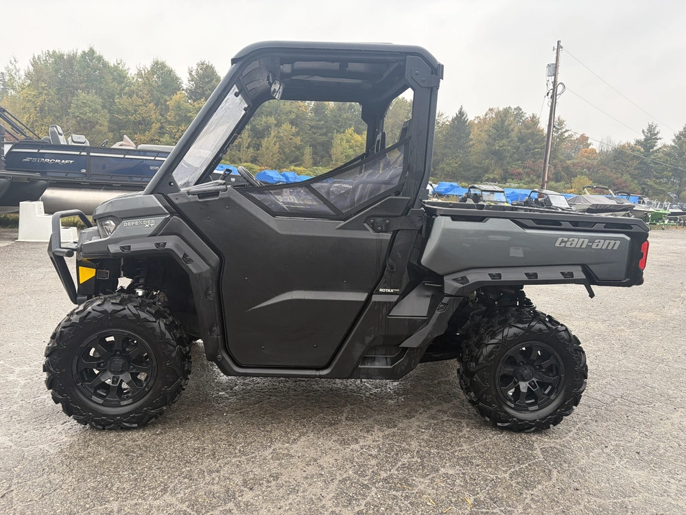 2024 Can-am Defender Xt Hd 7 With Half Doors & Hc Windshield alt