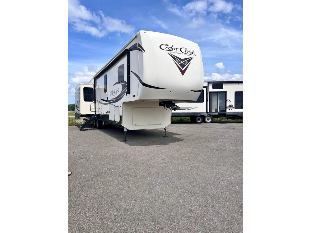 2020 Forest River Cedar Creek Silverback 37mbh alt