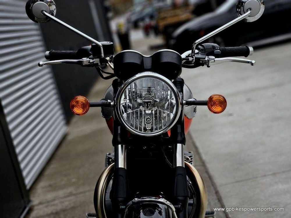 2025 Triumph Bonneville T100