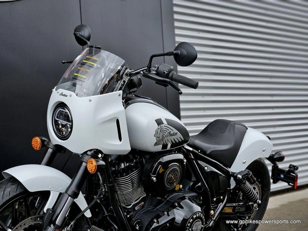 2025 Indian Motorcycle Sport Chief Ghost White Metallic Smoke