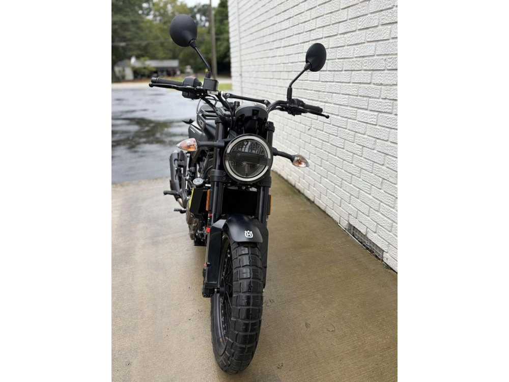 2023 Husqvarna Svartpilen 401