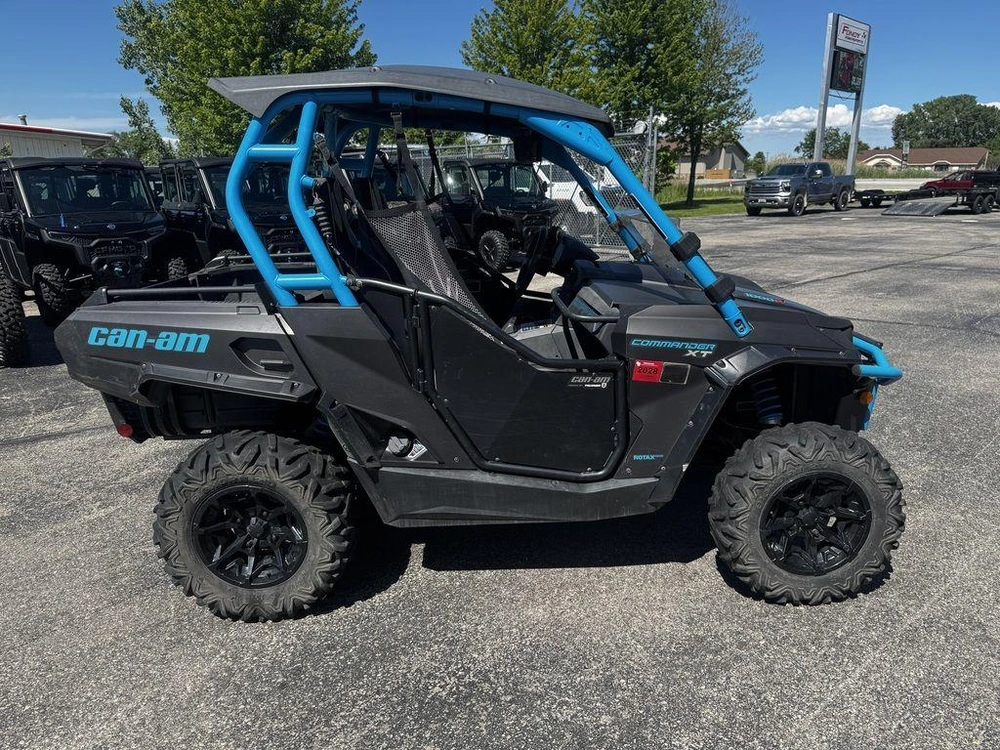2019 Can-am Commander™ Xt™ 1000r Carbon Black & Octane Blue