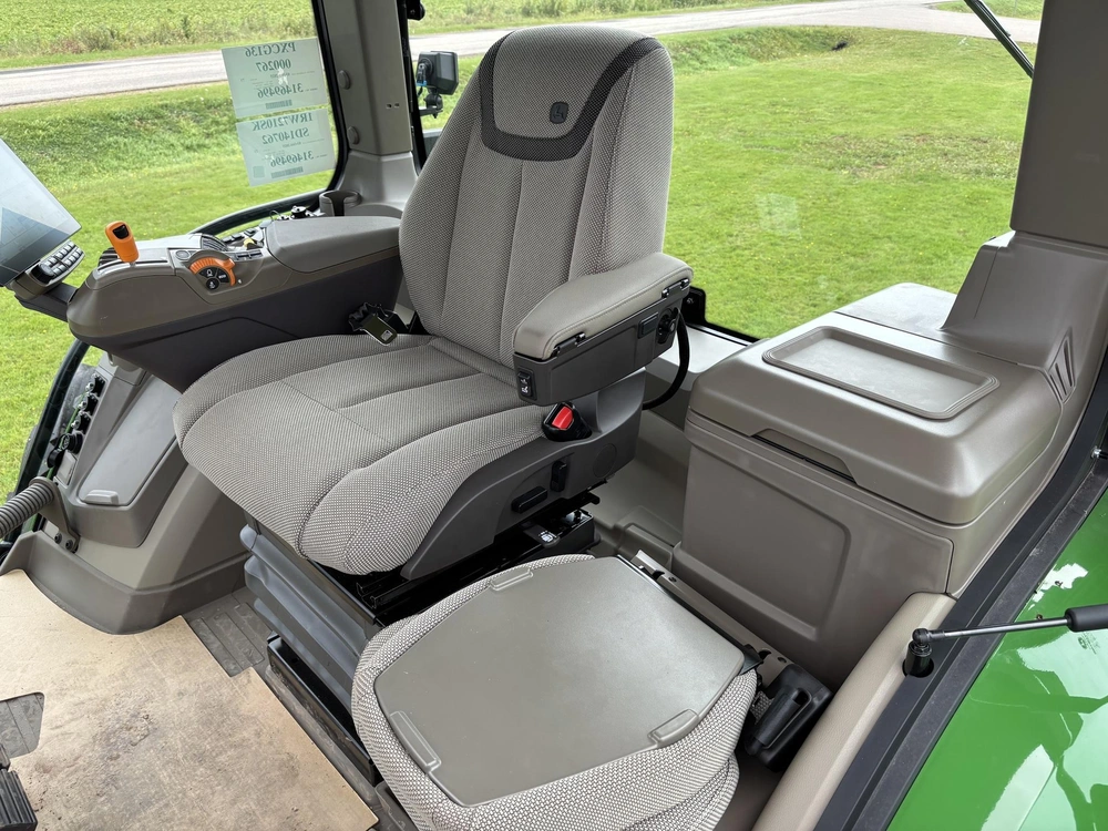 2025 John Deere 7r 210 alt