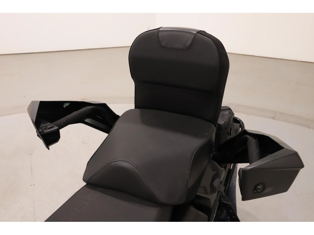 2025 Polaris 650 Indy Adventure 137 alt