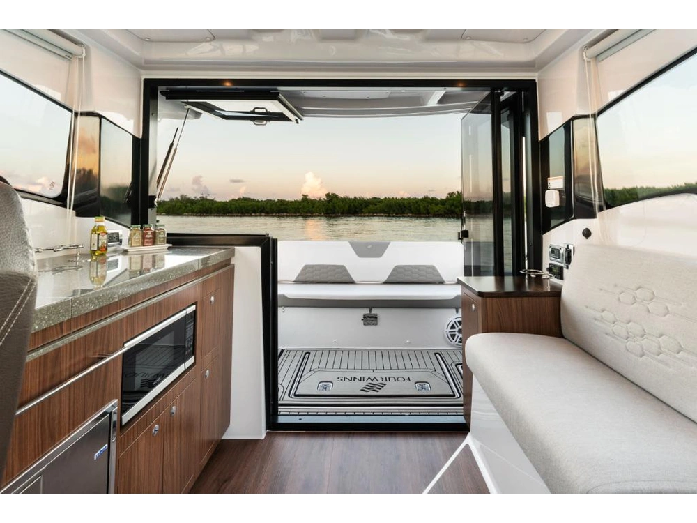 Four Winns Vista 355 Coupe 2022 alt