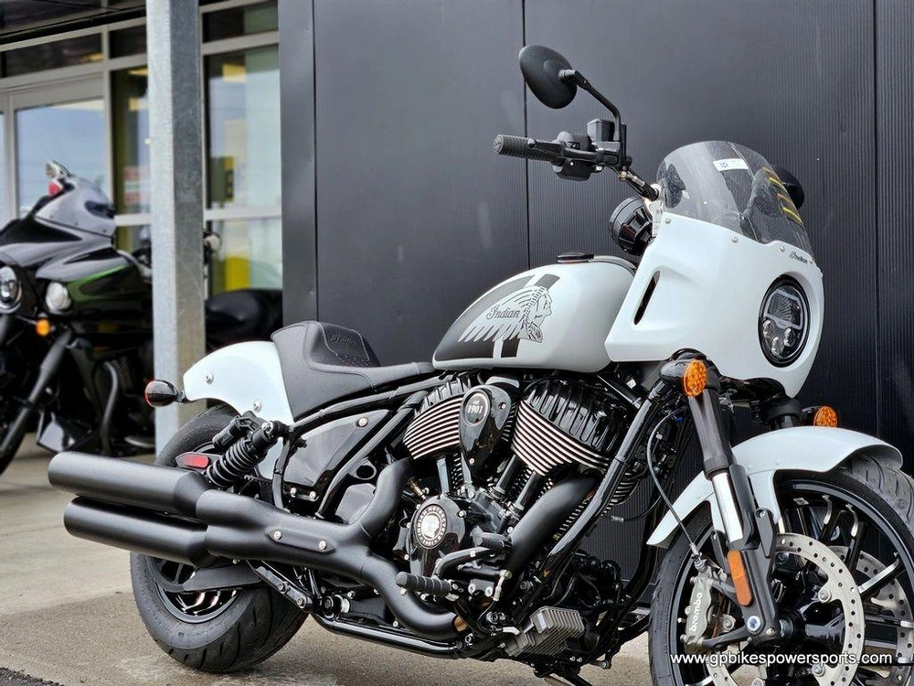 2025 Indian Motorcycle Sport Chief Ghost White Metallic Smoke