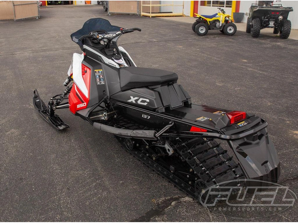 2027 Polaris 850 Indy Xc 137 7s Indy Red / White Lightning / Gloss Black alt