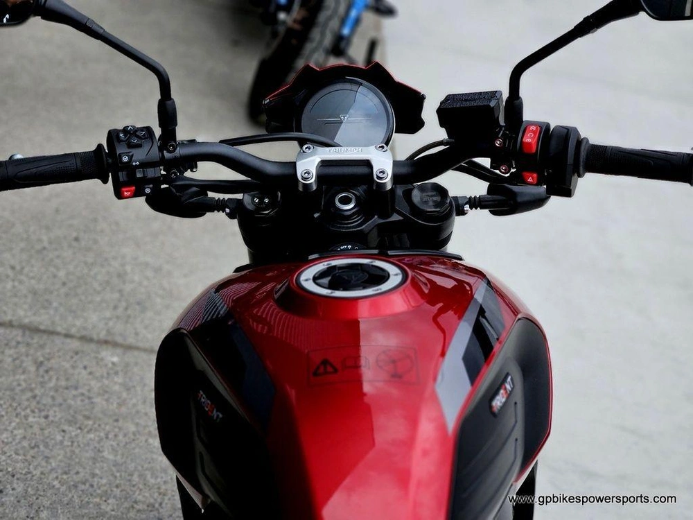 2026 Triumph Trident 800 Carnival Red