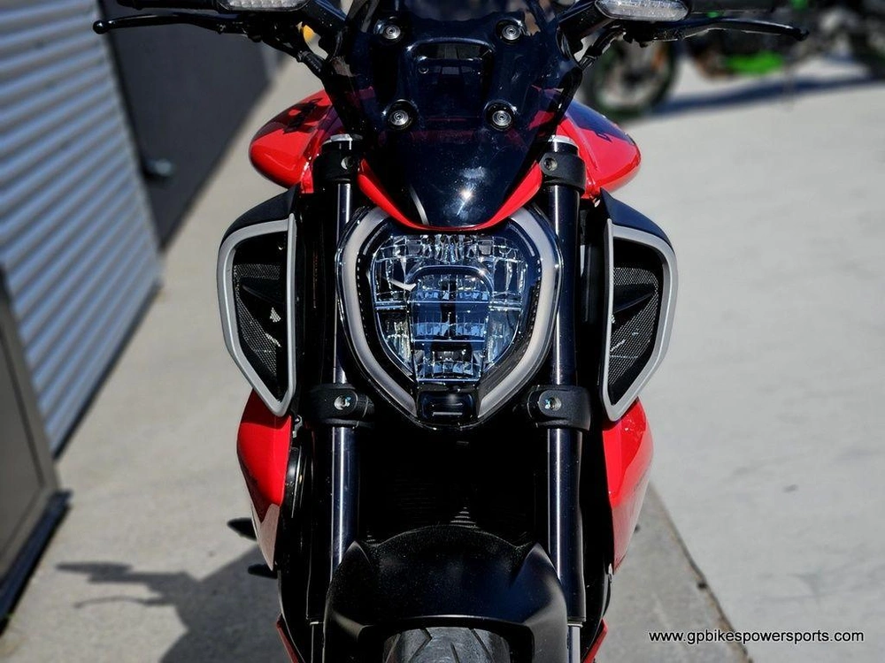 2024 Ducati Diavel V4 Red