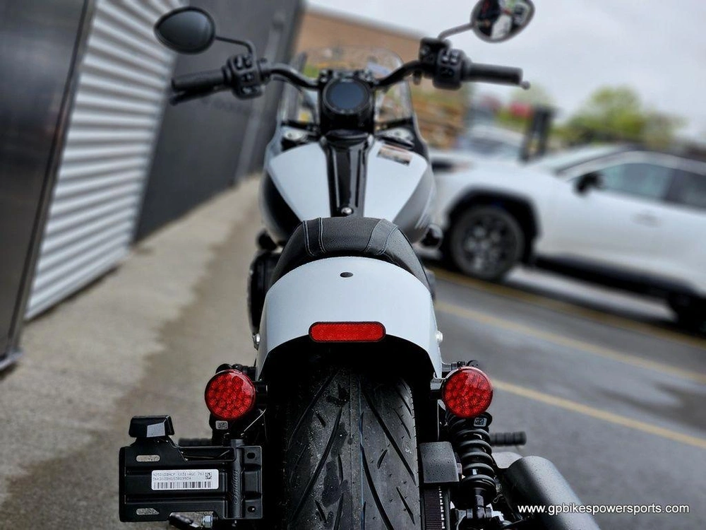 2025 Indian Motorcycle Sport Chief Ghost White Metallic Smoke